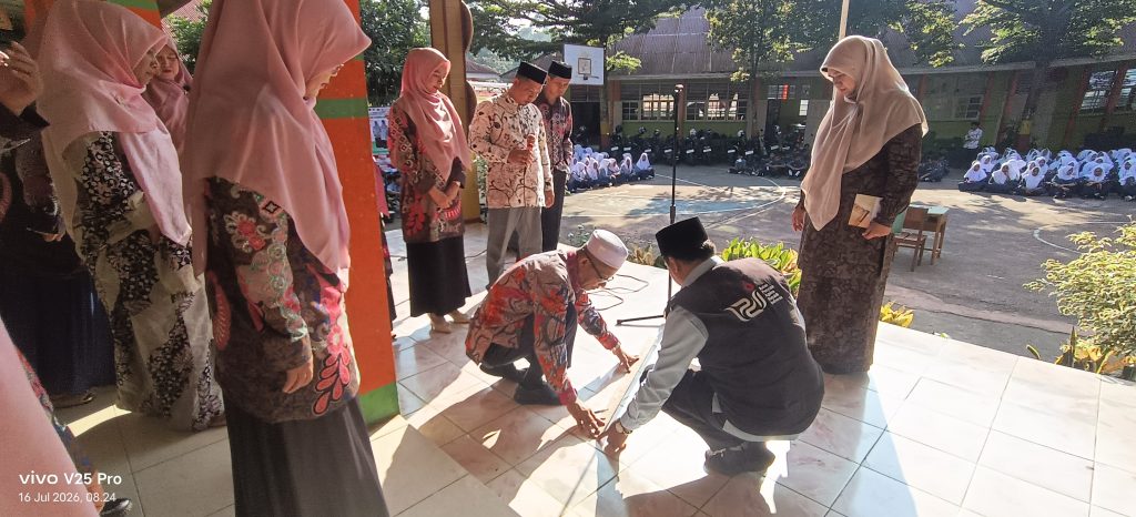 Akurasi Arah Kiblat, MTsN 10 Tanah Datar Gelar Praktik Rashdul Kiblat Bersama KUA Sungayang