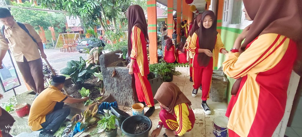 Hijaukan Madrasah, MTsN 10 Tanah Datar Gaungkan Semangat Ekoteologi