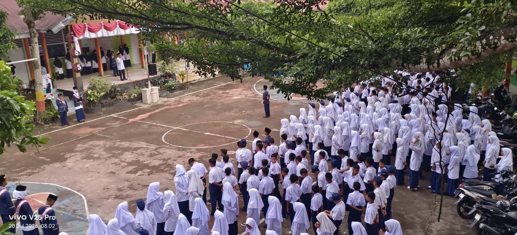 Awali Pekan dengan Semangat Nasionalisme, OSIM MTsN 10 Tanah Datar Sukses Laksanakan Upacara Bendera