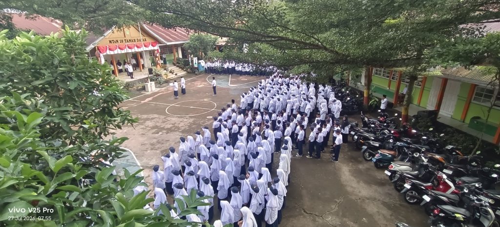 Upacara Bendera MTsN 10 Tanah Datar: Menanamkan Nilai Kurikulum Cinta Sejak Awal Pekan