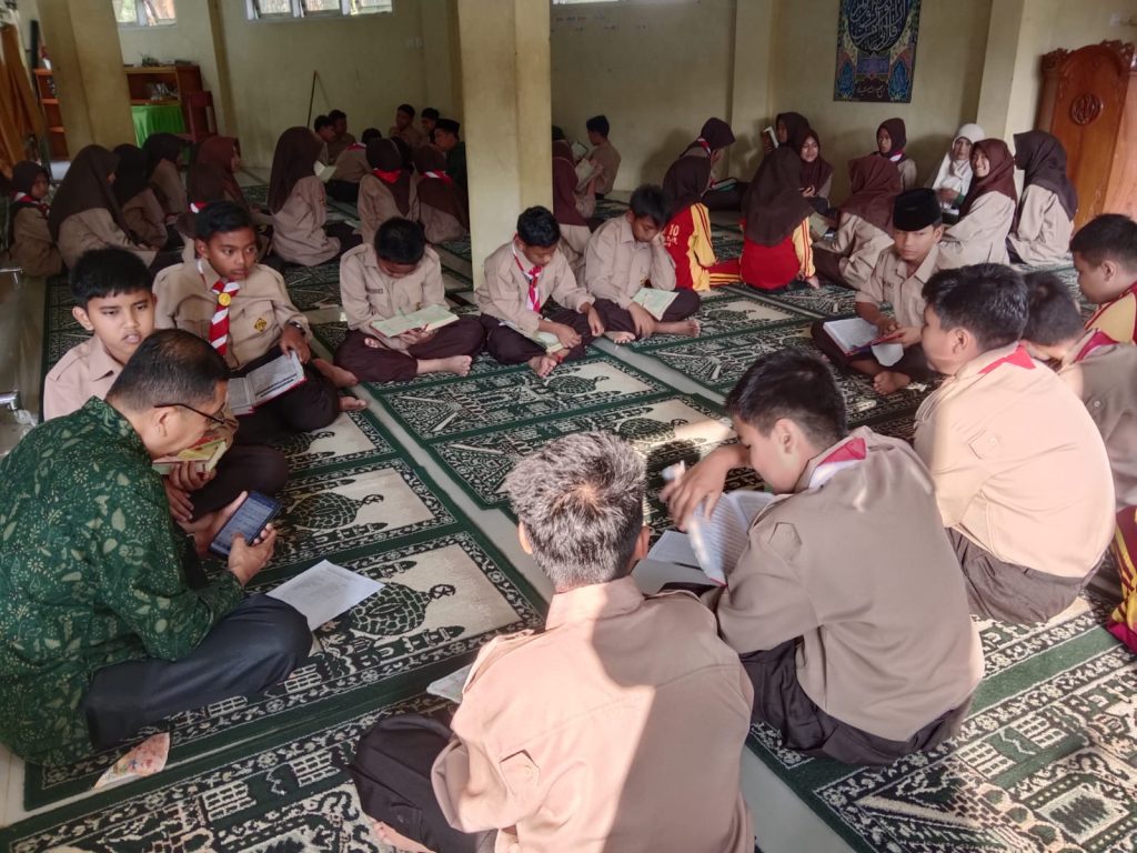 Semangat Menjaga Hafalan, Tahfiz Al-Qur’an Jadi Rutinitas Inspiratif di MTsN 10 Tanah Datar