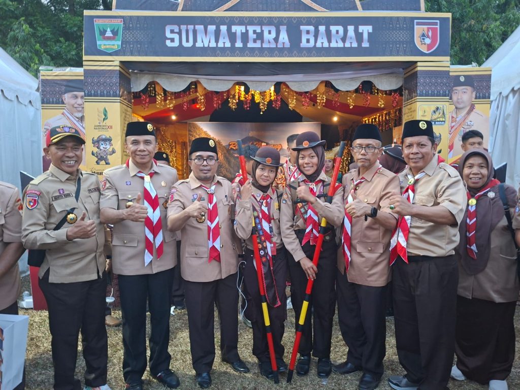 Kepala Kantor Kemenag Tanah Datar Berikan Dukungan Langsung untuk Kontingen Jambore Nasional di Cibubur