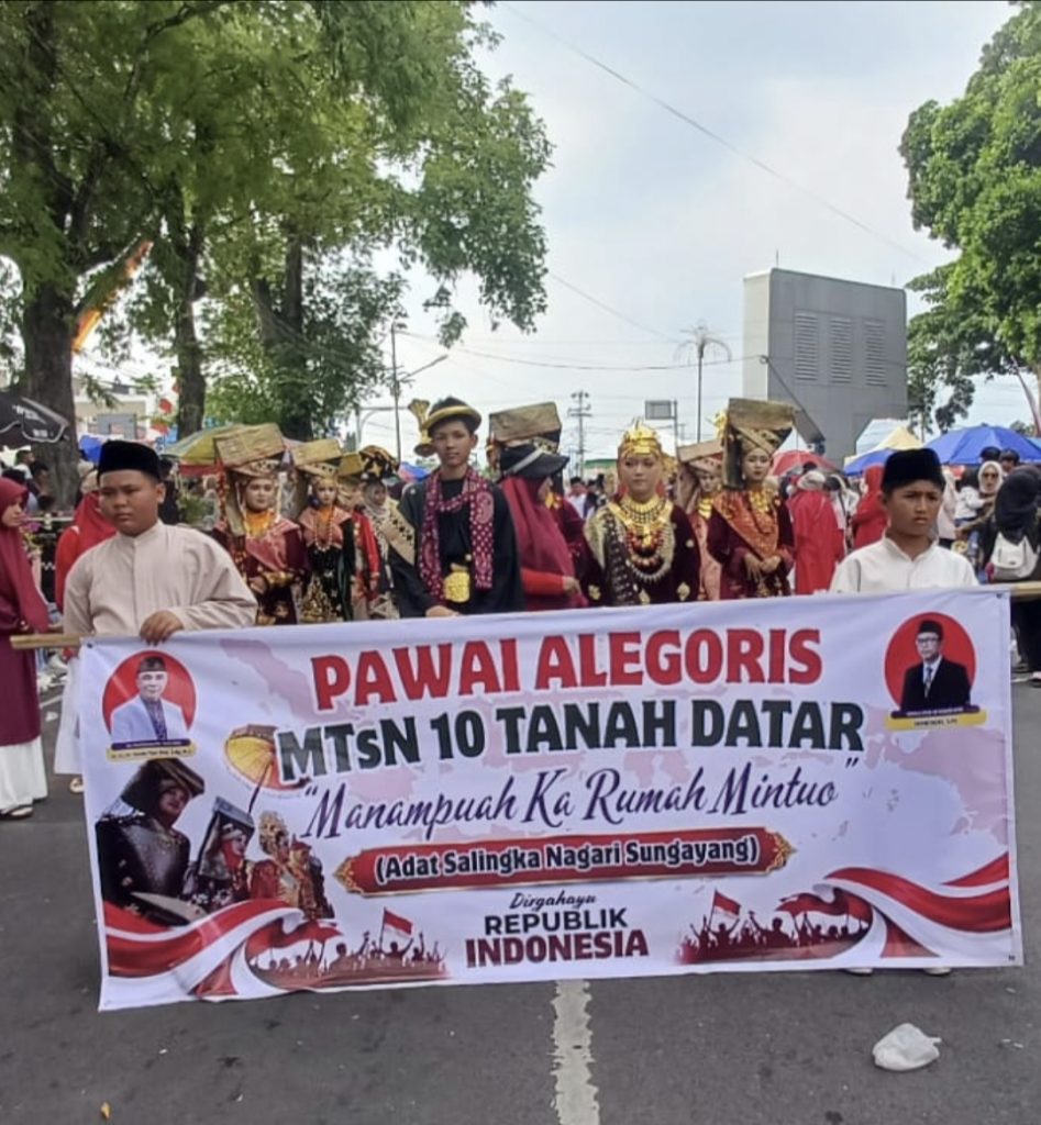 Pesona Adat Minangkabau dalam Pawai Alegoris, MTsN 10 Tanah Datar Usung Tema “Manampuah Karumah Mintuo”